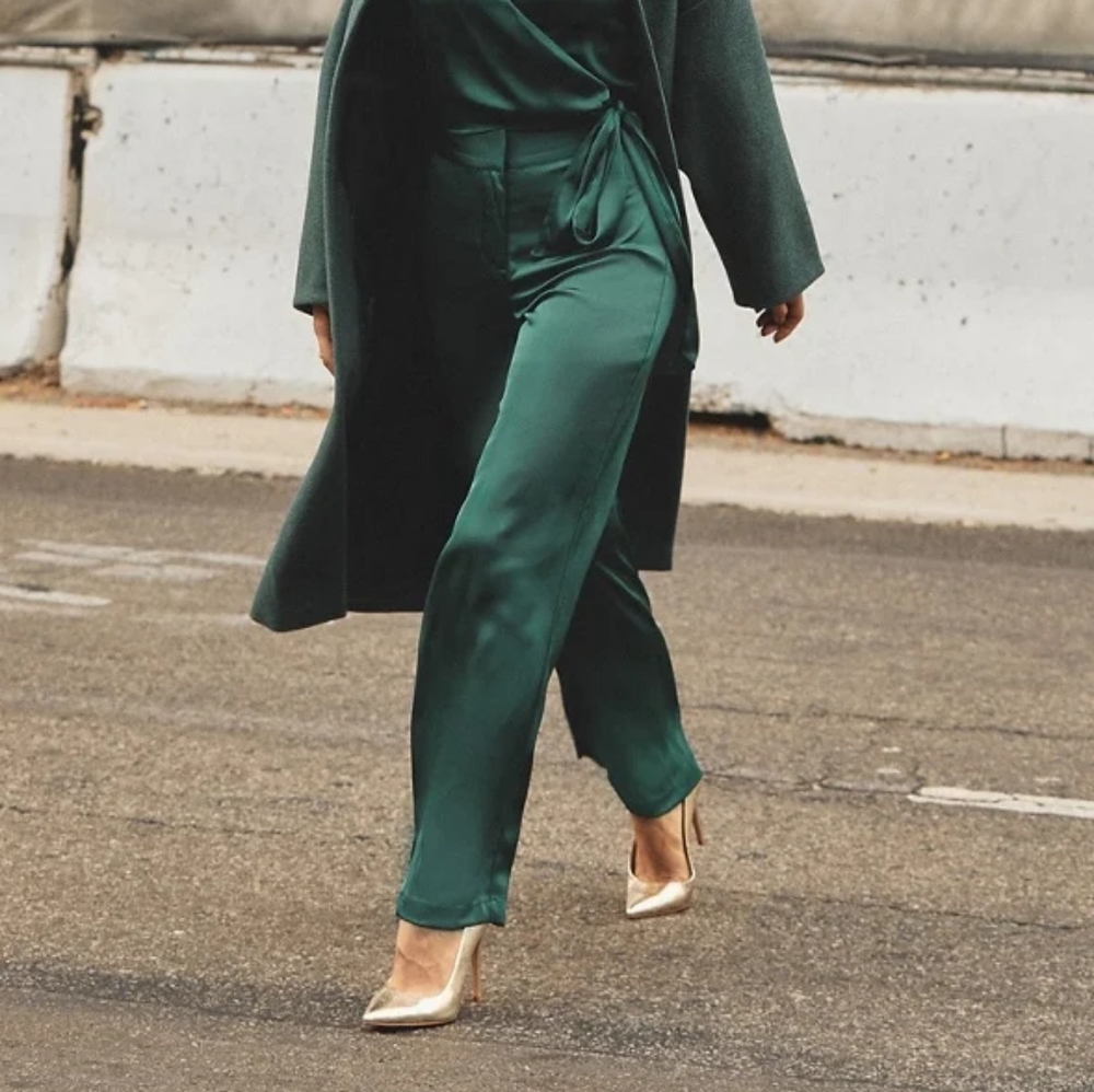 JustFab wide leg silky pants. Green color. Size Large. Never worn.
